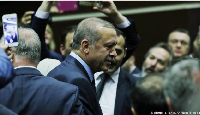 با تغییر در قانون اساسی اردوغان به حزب حاکم بازگشت 